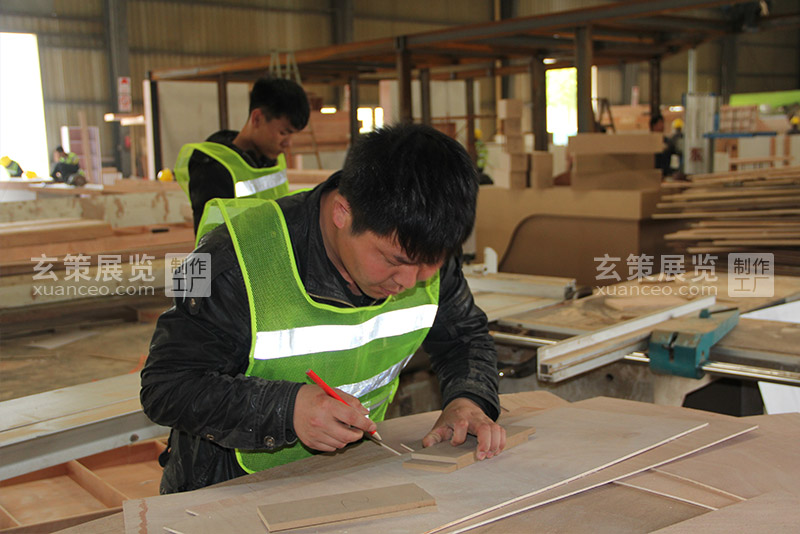 草莓视频污片展览工厂木工工人